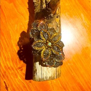 This is a “party in the back”❗️A significant multi layering of filigree & jewels